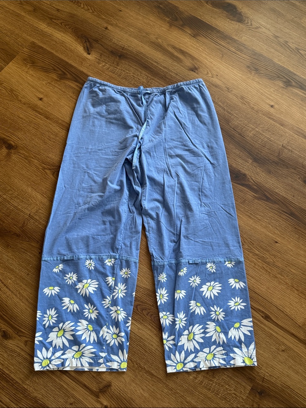 HUE Light Blue Lounge Pants with White yellow daisies Large